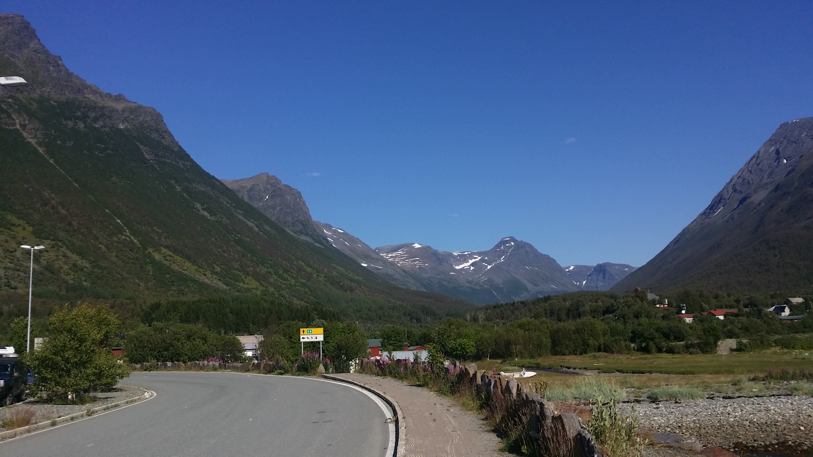 Veien gjennom Olderdalen med fjellene i bakgrunnen